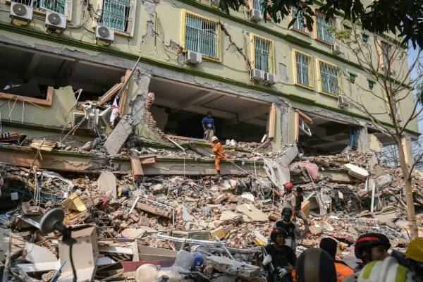 29일 미얀마 중부에서 지진이 발생한 만달레이의 잔해에 갇힌 주민들을 구조대원이 구출하고 있다. 사진=AFP