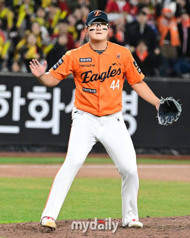 2025년 3월 28일 오후 대전 한화생명 볼파크에서 진행된 '2025 신한 SOL뱅크 KBO 리그' KIA 타이거즈와 한화 이글스의 경기. 한화 김서현이 7-2로 승리한 뒤 기뻐하고 있다./마이데일리