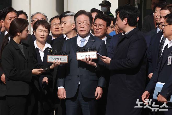 공직선거법 위반 항소심에서 무죄를 선고받은 이재명 더불어민주당 대표가 26일 오후 서울 서초구 서울고등법원을 나서며 입장을 밝히고 있다. 박종민 기자