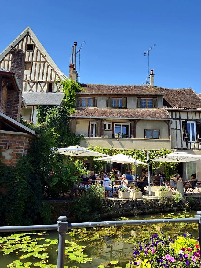 샤블리 마을 세렌강 레스토랑. 최현태 기자