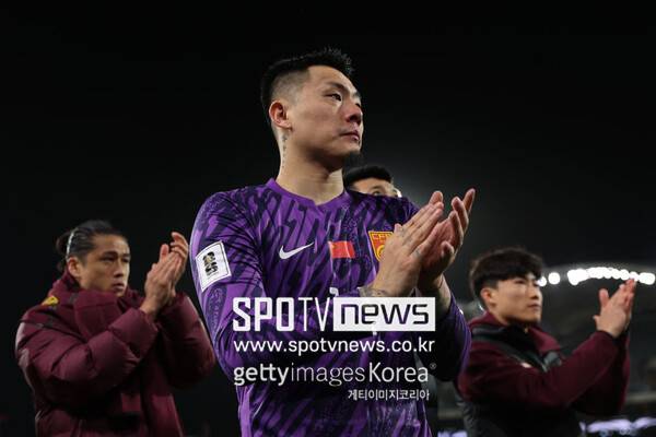 ▲ 호주전에서 치명적인 알까기 실수를 범하며 0-2 패배의 원흉이 된 중국 축구대표팀 왕달레이 골키퍼.