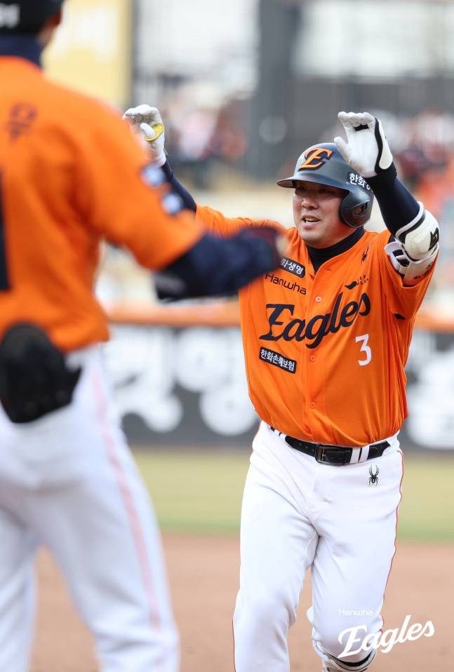 한화 안치홍이 29일 대전 KIA전 8회말 1사 2, 3루에서 역전 2타점 적시타를 때려내고 미소짓고 있다. /사진=한화 이글스 제공