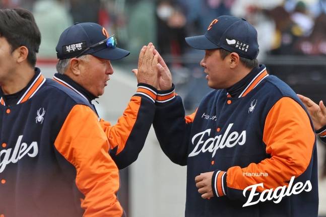 한화 안치홍이 29일 대전 KIA전이 끝나고 김경문 감독과 하이파이브하고 있다. /사진=한화 이글스 제공
