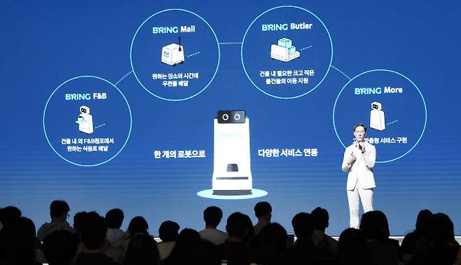 이프카카오 AI 2024 행사장에서 장성욱 카카오모빌리티 미래이동연구소장이 브링 서비스에 대해 발표하고 있다. (사진=카카오모빌리티)