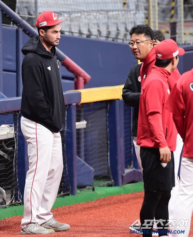 경헌호 투수코치와 대화를 나누고 있는 미치 화이트.