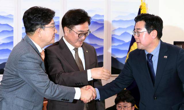 우원식(가운데) 국회의장과 권성동(왼쪽) 국민의힘 원내대표, 박찬대 더불어민주당 원내대표가 20일 서울 여의도 국회에서 연금개혁 관련 여야 합의문 발표를 마친 뒤 악수하고 있다. 뉴시스