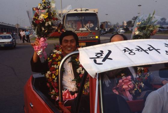 제1회 응씨배에서 우승한 뒤 카퍼레이드를 하는 조훈현. '환영 장하다'라고 쓴 플래카드가 '환장하다'로 읽혀 '환장하다 플래카드'으로 유명한 사진이다. 중앙포토