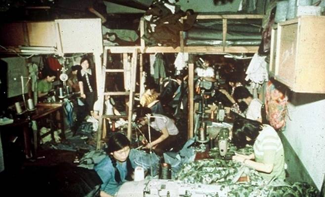 A sewing factory in Changsin-dong, Seoul, in the 1970s. (Seoul Metropolitan Government)