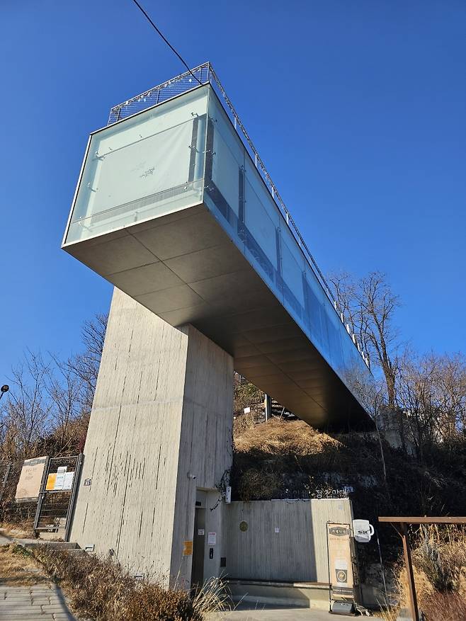 A large cafe in Changsin-dong, Seoul, with a rooftop observatory offers views of Namsan. (Choi Jae-hee/The Korea Herald)