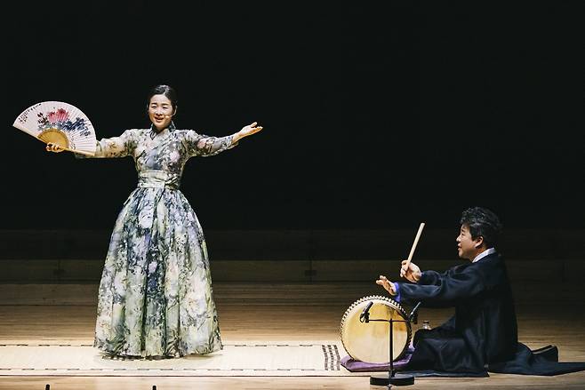 Pansori performer Lee Ja-ram (left) sings alongside pansori drummer Lee Jun-hyoung during a concert on Saturday at the Tongyeong Concert Hall in Tongyeong, South Gyeongsang Province. (TMIF)