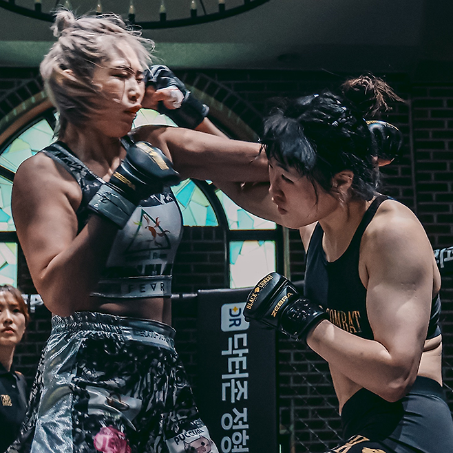 전수민(오른쪽)이 2024년 8월 블랙컴뱃 라이즈 4에서 일본 아마추어복싱선수권대회 준우승자 구마가이 마리나를 공격하고 있다. 사진=이데아 파라곤