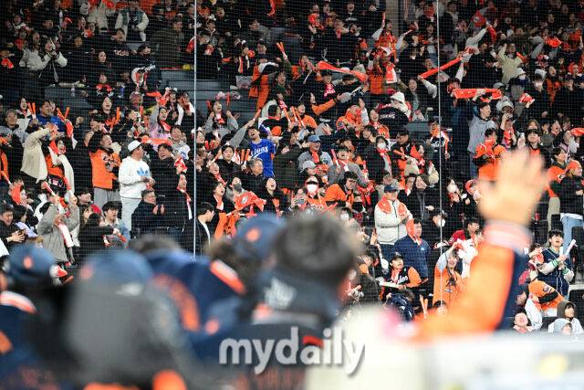 2025년 3월 28일 오후 대전 한화생명 볼파크에서 진행된 '2025 신한 SOL뱅크 KBO 리그' KIA 타이거즈와 한화 이글스의 경기. 한화 팬들이 7회말 5득점, 8회말 2득점하자 기뻐하고 있다./마이데일리