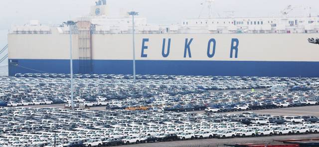 27일 경기도 평택항에 수출용 자동차들에 세워져 있다. 연합뉴스.