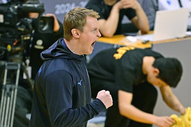 대한항공 토미 틸리카이넨 감독이 30일 의정부에서 열린 V리그 남자부 플레이오프 3차전 KB손해보험과의 경기에서 포효하고 있다. KOVO