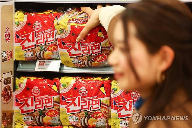 오뚜기 진라면, 다음 달부터 가격 10%↑ (서울=연합뉴스) 서대연 기자 = 오뚜기가 다음 달부터 라면류 가격을 인상한다고 밝힌 20일 서울 시내 한 대형마트에서 한 방문객이 오뚜기 진라면을 고르고 있다.
오뚜기는 원가 부담 누적으로 27개 라면 중 16개 제품의 출고가를 평균 7.5% 올린다. 인상률은 진라면과 진라면 용기면이 각각 10.3%, 9.1%이고 오동통면과 짜슐랭은 각각 4.5%, 8.2%이다. 2025.3.20 dwise@yna.co.kr