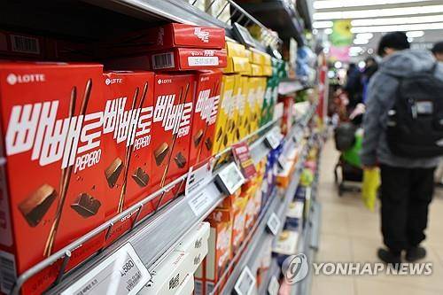 빼빼로 2000원 시대
(서울=연합뉴스) 윤동진 기자 = 초코 빼빼로(54g) 가격이 1800원에서 2000원으로 올랐다.
롯데웰푸드는 17일 초코 빼빼로 등 건·빙과 제품 26종의 가격을 평균 9.5% 인상한다고 지난 6일 밝혔다. 사진은 이날 한 대형마트에 진열된 빼빼로. 2025.2.17