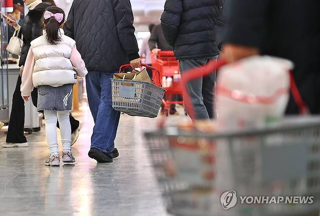 먹거리 물가 비상 (서울=연합뉴스) 진연수 기자 = 식품·외식업계에서 최근 음료, 과자, 빵 등 가공식품과 외식 메뉴 가격 인상이 이어지고 있다. 이상 기후로 일부 식재료 가격이 급등한 상황에서 원/달러 환율 상승 여파로 수입 단가도 높아져 식품·외식기업의 원가 부담이 커졌기 때문이다. 9일 농림축산식품부에 따르면 지난달 소비자물가 동향에서 가공식품과 외식 물가 지수 상승률은 각각 2.7%, 2.9%로, 전체 소비자물가 지수 상승률(2.2%)을 웃돌았다.
사진은 이날 서울의 한 대형마트에서 장을 보는 시민들. 2025.2.9 jin90@yna.co.kr