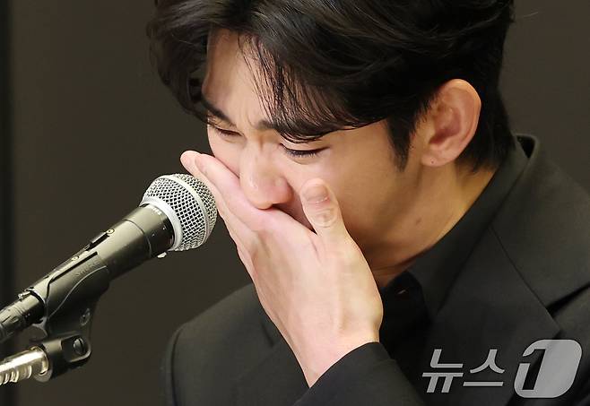 배우 김수현이 31일 오후 서울 마포구 스탠포트호텔에서 긴급 기자회견을 열고 고(故) 김새론이 미성년자일 때부터 교제했다는 의혹을 비롯한 각종 논란에 대해 입장을 밝히고 있다. 2025.3.31/뉴스1 ⓒ News1 권현진 기자