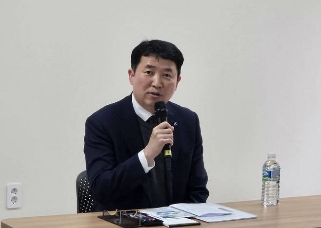 이윤상 가덕도신공항건설공단 이사장이 지난 27일 부산 강서구 가덕도신공항건설 현장지원센터에서 열린 기자 간담회에서 발언하고 있다. 최서윤 기자