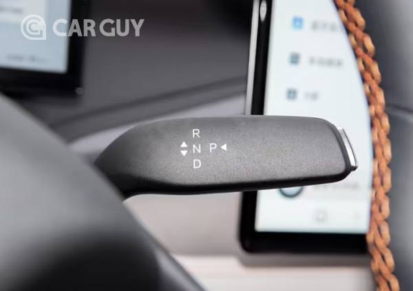 아토3 부분변경 모델은 컬럼식 기어 쉬프트로 바뀌었다