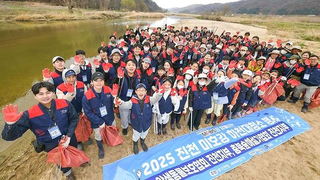 현대모비스 임직원과 가족들이 지난 28일 충북 진천 미호강 일대에서 생태계 보호 대청소 활동을 펼쳤다. ⓒ현대모비스