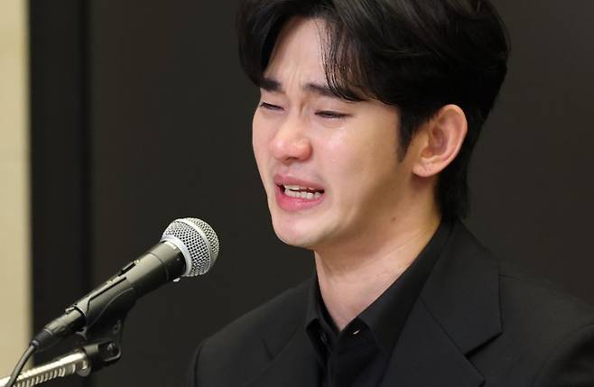 (서울=뉴스1) 권현진 기자 = 배우 김수현이 31일 오후 서울 마포구 스탠포트호텔에서 긴급 기자회견을 열고 고(故) 김새론이 미성년자일 때부터 교제했다는 의혹을 비롯한 각종 논란에 대해 입장을 밝히고 있다. 2025.3.31/뉴스1 /사진=뉴스1화상