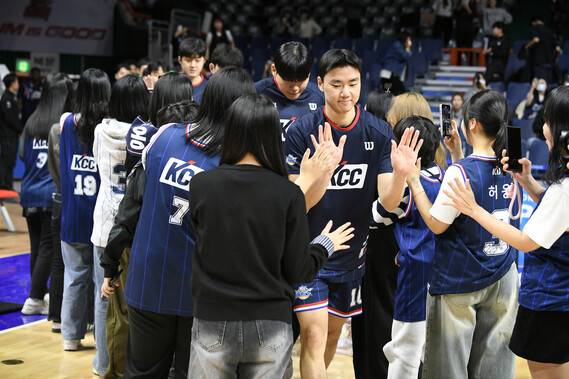 남자프로농구 부산 케이씨씨(KCC)는 이번 시즌 성적이 좋지 않지만, 중계 시청률 1위, 관객 동원 2위로 인기에서는 여전히 슈퍼팀의 면모를 보인다. 한국농구연맹 제공