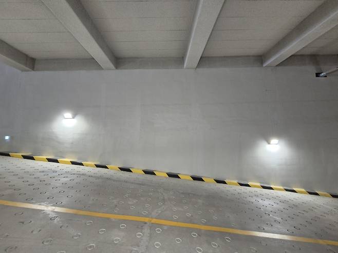 대전 한화생명 볼파크 지하주차장 버스용 출구로 향하는 통로. 경사를 오를 수록 좁아지는 걸 확인할 수 있다. 대전=차승윤 기자 chasy99@edaily.co.kr