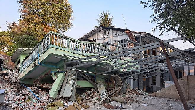 강진으로 초토화된 만달레이 인근 짜우세 시