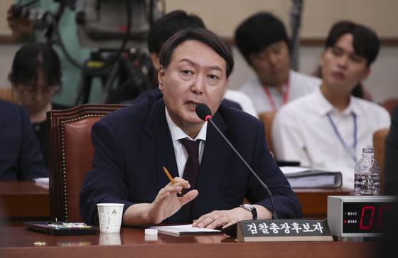 2019년 7월 8일 윤석열 당시 검찰총장 후보자가 인사청문회장에서 자신에 대한 의원들의 질의에 답하고 있다. 임현동기자