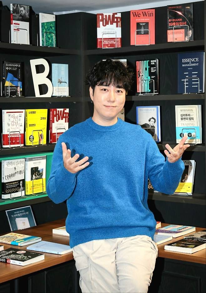 과학 커뮤니케이터 궤도가 서울 역삼동 '북쌔즈'에서 한국경제신문과 인터뷰하고 있다.