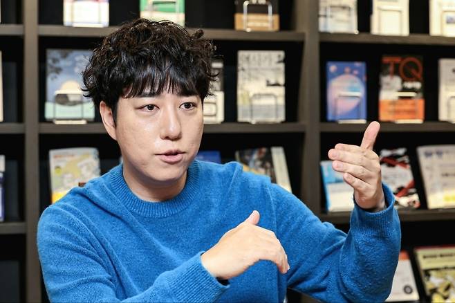 과학 커뮤니케이터 궤도가 서울 역삼동 '북쌔즈'에서 한국경제신문과 인터뷰하고 있다.