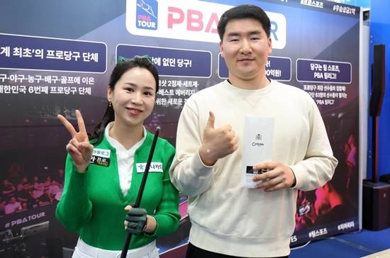 김진아 선수가 당구팬과 기념촬영하고 있다. (사진=PBA)