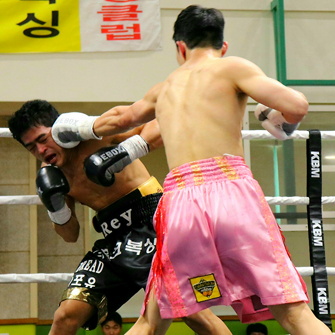 레이 심바혼이 2025년 3월 서울특별시 용산구 이태원초등학교 특설 링에서 계약 체중 65㎏ 경기 상대이자 세계복싱협회 아시아 챔피언 출신 김황길 공격을 허용하자 고통스러워하고 있다. 사진=KBM 사단법인 한국복싱커미션 제공