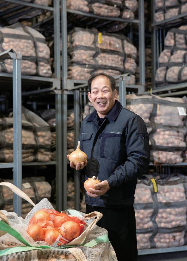 양파 생산 기계화에 앞장서며 전남 무안을 비롯한 주산지에 이를 알리고 있는 김덕형 씨.