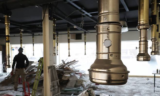 서울의 한 폐업한 고깃집에서 관계자들이 철거작업을 하고 있는 모습. 연합뉴스