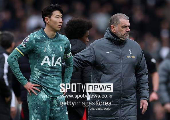 ▲ 이어 \"지난 시즌 초 손흥민은 토트넘의 주장으로 임명됐다. 건강할 때는 엔지 포스테코글루 감독 체제의 핵심 선수로 활약했다. 하지만 많은 토트넘 팬들은 그의 경기력이 예전만 못하다는 점을 느끼고 있다\"라고 덧붙였다.