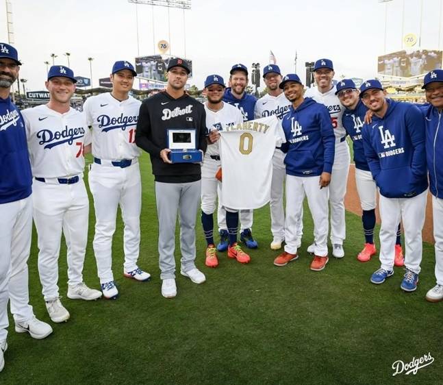 잭 플래허티(가운데 검정옷)가 우승 반지를 받고 기념 사진을 촬영하고 있다. /사진=LA 다저스 공식 SNS
