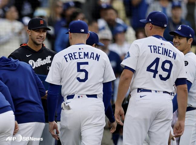 플래허티(왼쪽)이 프리먼(왼쪽에서 2번쨰)과 트레이넨(오른쪽에서 2번째), 오타니(오른쪽) 등과 대화를 나누고 있다. /AFPBBNews=뉴스1