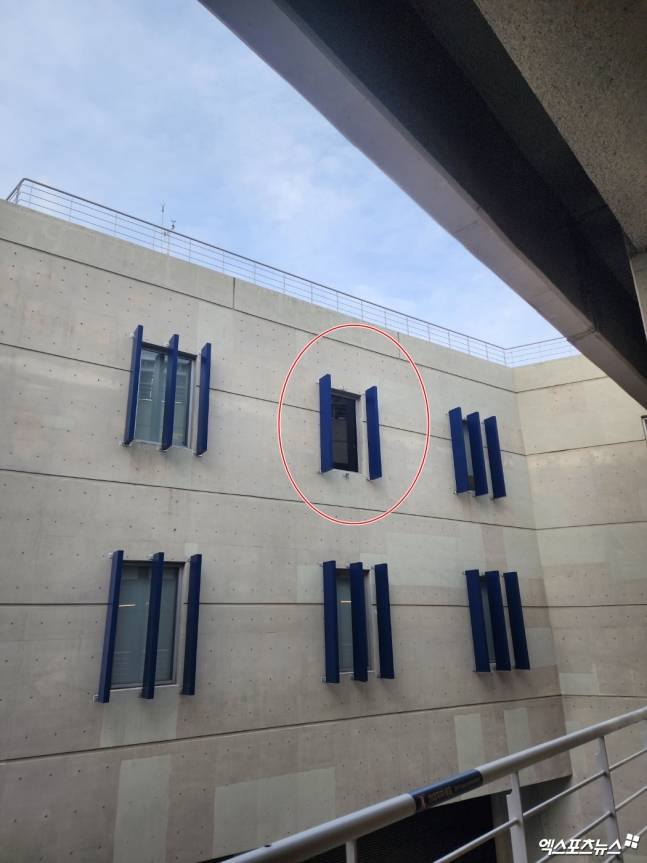 NC와 LG는 29일 창원 NC파크에서 '2025 신한 SOL Bank KBO 리그' 정규시즌 2차전을 치렀다. 이날 오후 5시 20분경 경기장 내 구조물이 추락해 관중 3명을 다치게 했고, 30일 경기가 시설문 안전점검 사유로 취소됐다. 창원, 박정현 기자