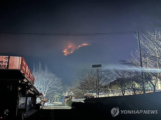 대전사를 향해 빠르게 확산하는 불길 (청송=연합뉴스) 강태현 기자 = 27일 새벽 경북 청송 주왕산 국립공원에 확산한 산불이 대전사로 근접해 오고 있다. 불길이 오전 들어 잦아들면서 밤사이 대전사로 불이 번지지는 않았다. 2025.3.27 taetae@yna.co.kr