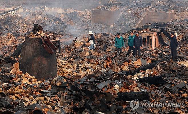 화마가 휩쓸고 간 고운사 (의성=연합뉴스) 김도훈 기자 = 26일 경북 의성군 단촌면 고운사 가운루를 비롯한 건물들이 전날 번진 산불에 모두 불에타 흔적만 남아 있다.
이번 화재로 국가 지정 문화유산 보물로 지정된 가운루와 연수전 등이 소실됐다. 2025.3.26 superdoo82@yna.co.kr