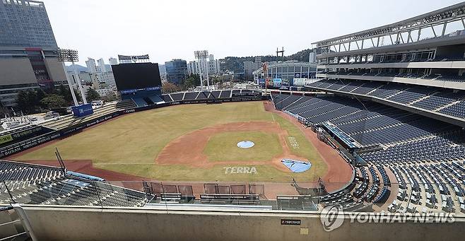 30일 프로야구 NC-LG 경기 연기 (창원=연합뉴스) 김동민 기자 = 30일 경남 창원시 마산회원구 창원NC파크 전경.
지난 29일 NC 다이노스와 LG 트윈스 경기 중 3루 방향 건물에 설치된 구조물 일부가 떨어져 관중이 다치는 사고가 발생해 이날 경기는 시설물 안전 점검차 연기됐다. 2025.3.30 image@yna.co.kr