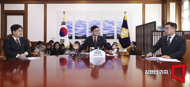 우원식 국회의장과 양당 원내대표가 31일 국회에서 회동하고 있다. 왼쪽부터 권성동 국민의힘 원내대표와 우 의장, 박찬대 더불어민주당 원내대표. 2025.3.31 김현민 기자