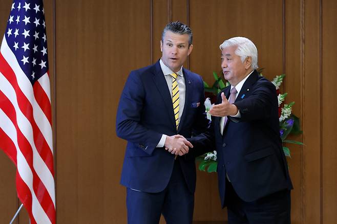 지난 30일 일본을 방문한 피트 헤그세스 미국 국방부 장관이 나카타니 겐 일본 방위상과 공동 기자회견을 하기전 악수 하고 있다. /로이터 연합뉴스