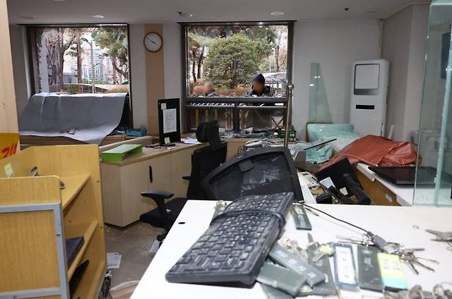 지난 1월19일 오후 서울 마포구 서울서부지방법원의 시설들이 윤석열 대통령 지지자들의 난입으로 파손돼 있다.ⓒ뉴시스