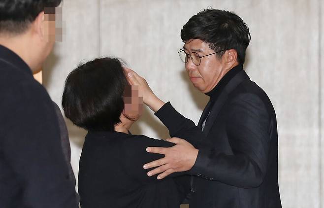 2019년 12월3일 백원우 청와대 민정비서관이 3일 청와대 민정비서관실 백아무개 특별감찰반원의 빈소를 찾아 유가족을 위로하고 있다. 연합뉴스