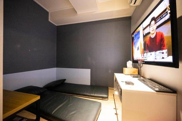 서울 마포구의 한 룸카페 내부 모습. 한국일보 자료사진