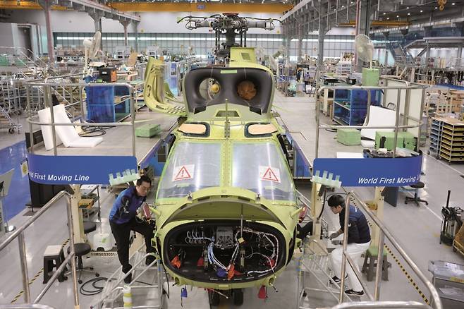 경남 사천 KAI 회전익동에서 엔지니어들이 헬기 조립을 진행중이다./사진제공=KAI