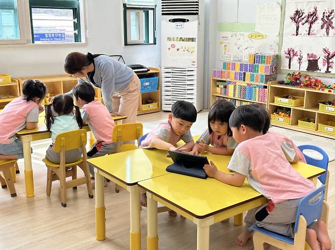 인공지능(AI) 기반 맞춤형 디지털 학습콘텐츠 지원사업 '에이아이(AI) 반디 톡톡 책장' 운영 모습. /사진제공=이천시